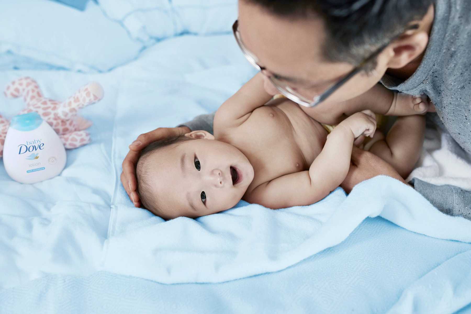 Bé sơ sinh 3 tháng tuổi phải bế như thế nào mới đúng? | Cleanipedia