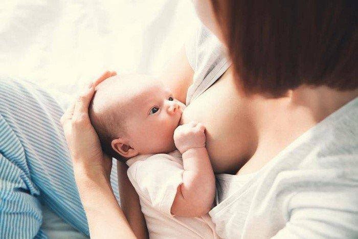 Cho bé bú mẹ để tăng cường sức đề kháng, giúp bé khỏe mạnh hơn